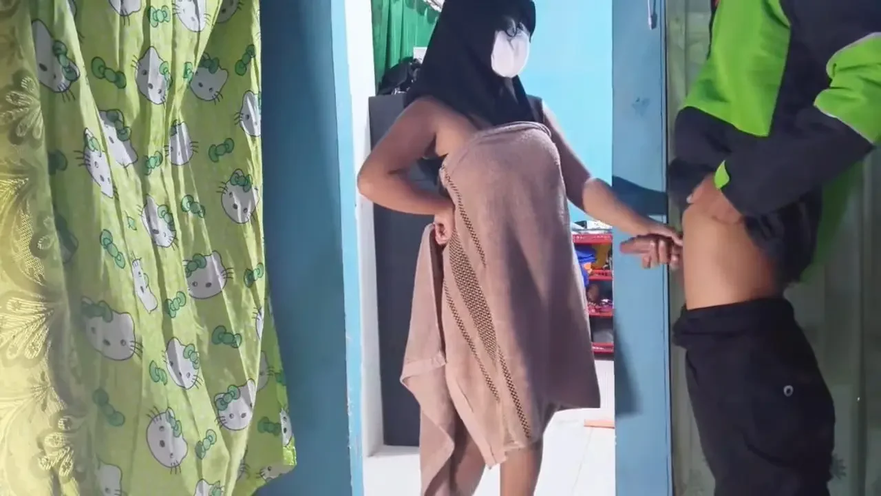 Kepergok Ojol Pengantar Makanan Ketika Aku Sedang Masturbasi...